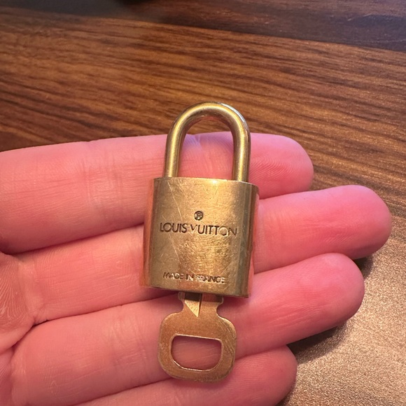 Louis Vuitton Lock and Key Gold No. 318 - Picture 4 of 6